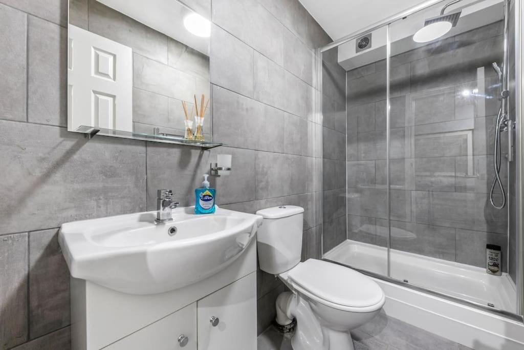 Holiday Home 2Br L 2Ba With Patio-Sleep 6 London Eksteriør billede