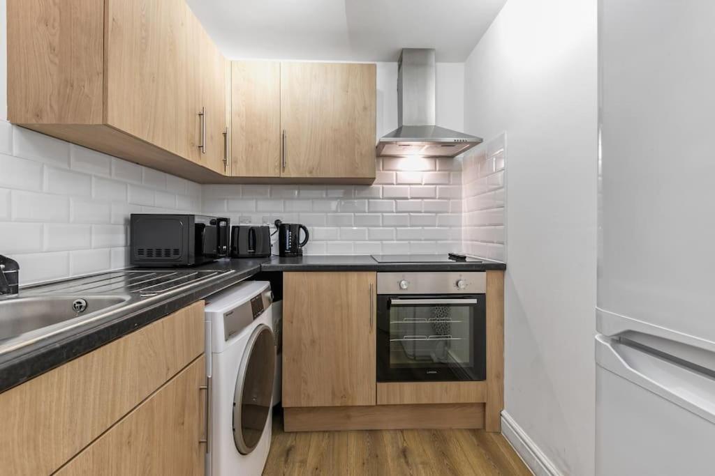 Holiday Home 2Br L 2Ba With Patio-Sleep 6 London Eksteriør billede