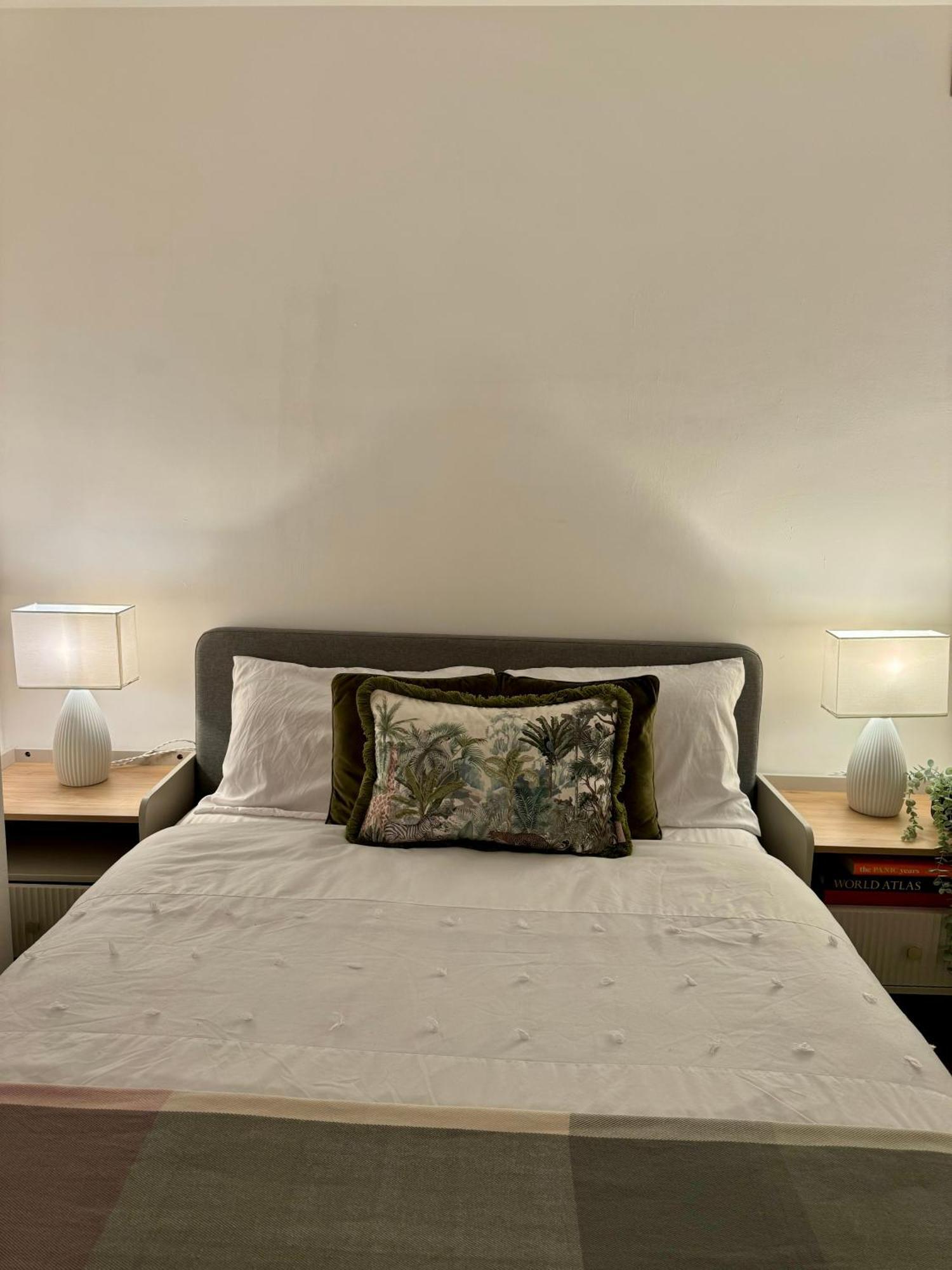 Holiday Home 2Br L 2Ba With Patio-Sleep 6 London Eksteriør billede