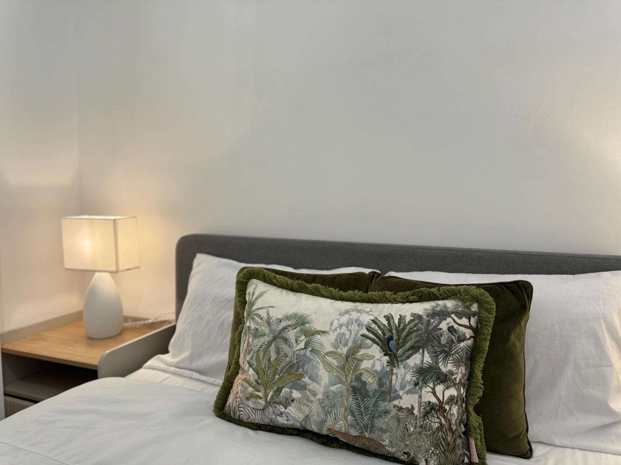 Holiday Home 2Br L 2Ba With Patio-Sleep 6 London Eksteriør billede